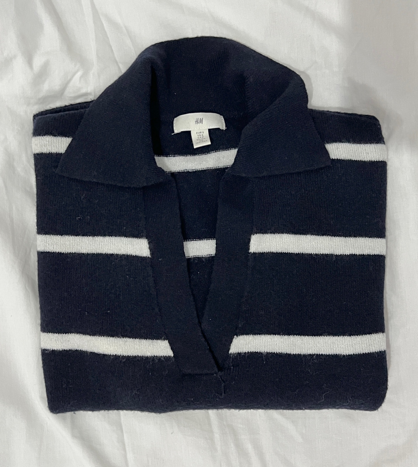 Pull raillée bleu marine et blanc 