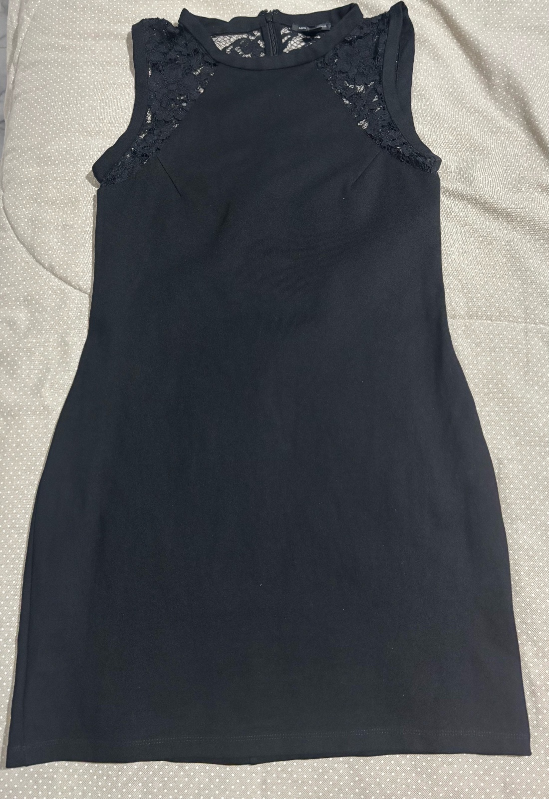 Jolie robe noire Mango 
