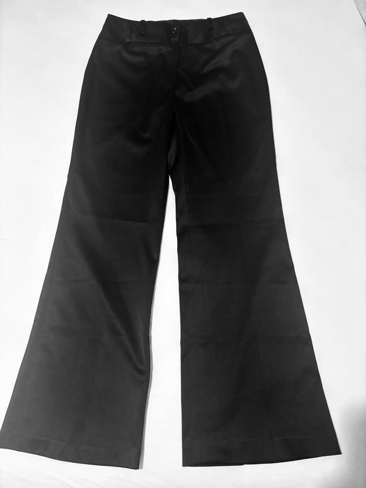 Joli pantalon satiné noir
