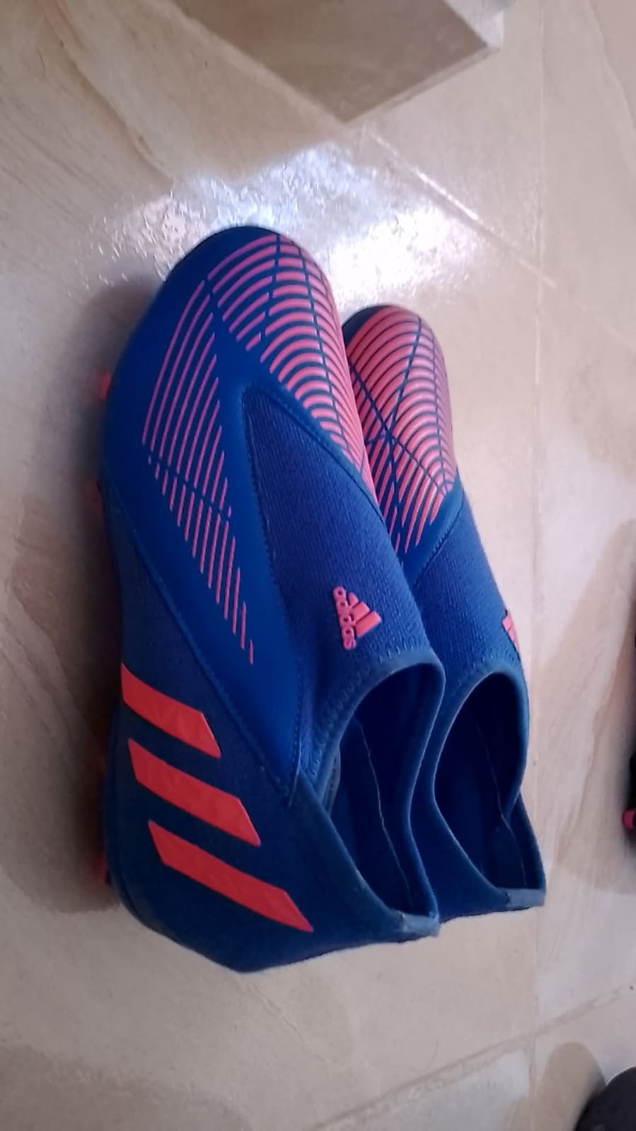 Chaussures de football Adidas sans lacets – très bon état le pointure 35 et 38