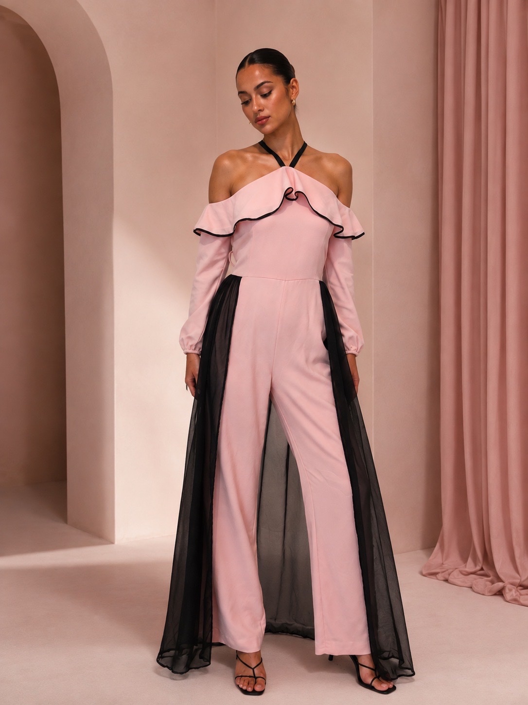 Combinaison rose poudré avec voile noir et épaules dénudées