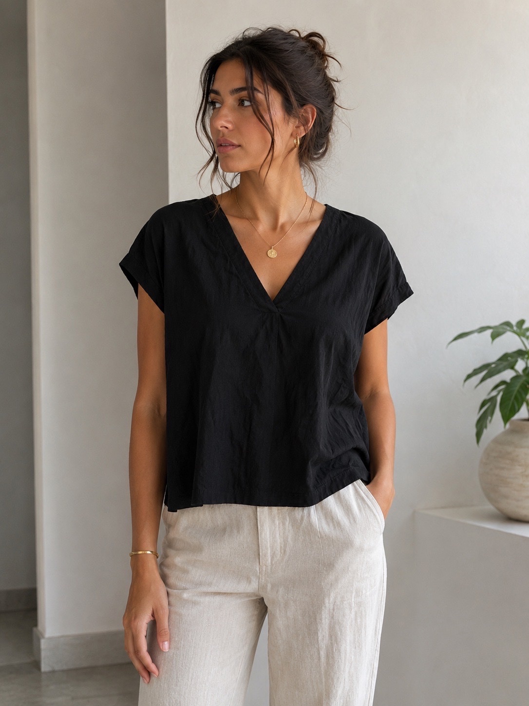 T-shirt Noir Col V Ample – Chic & Intemporel