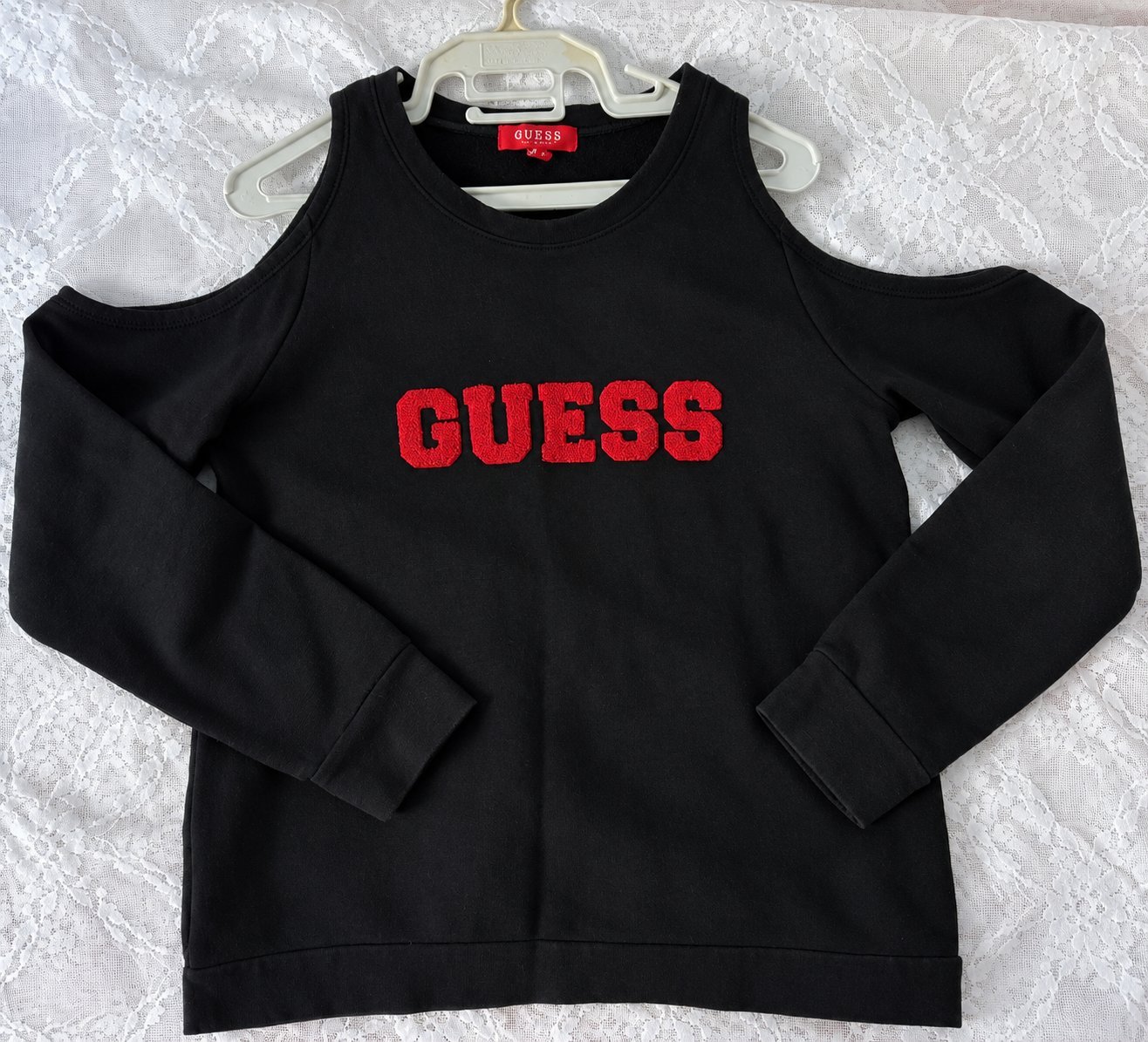 Sweat GUESS noir à épaules dénudées – Logo rouge – Style Y2K