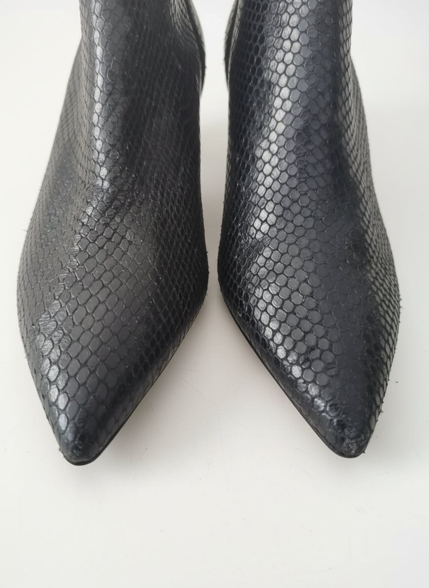 Bottines Zara cuir neuves 39 jamais portées avec étiquette sacrifiées car défauts intérieur qui pelle mais non visible 