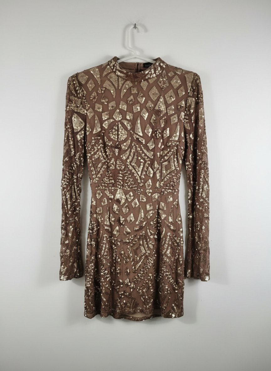 Tres belle robe sequin bronze sur fond beige dos nu taille 38
