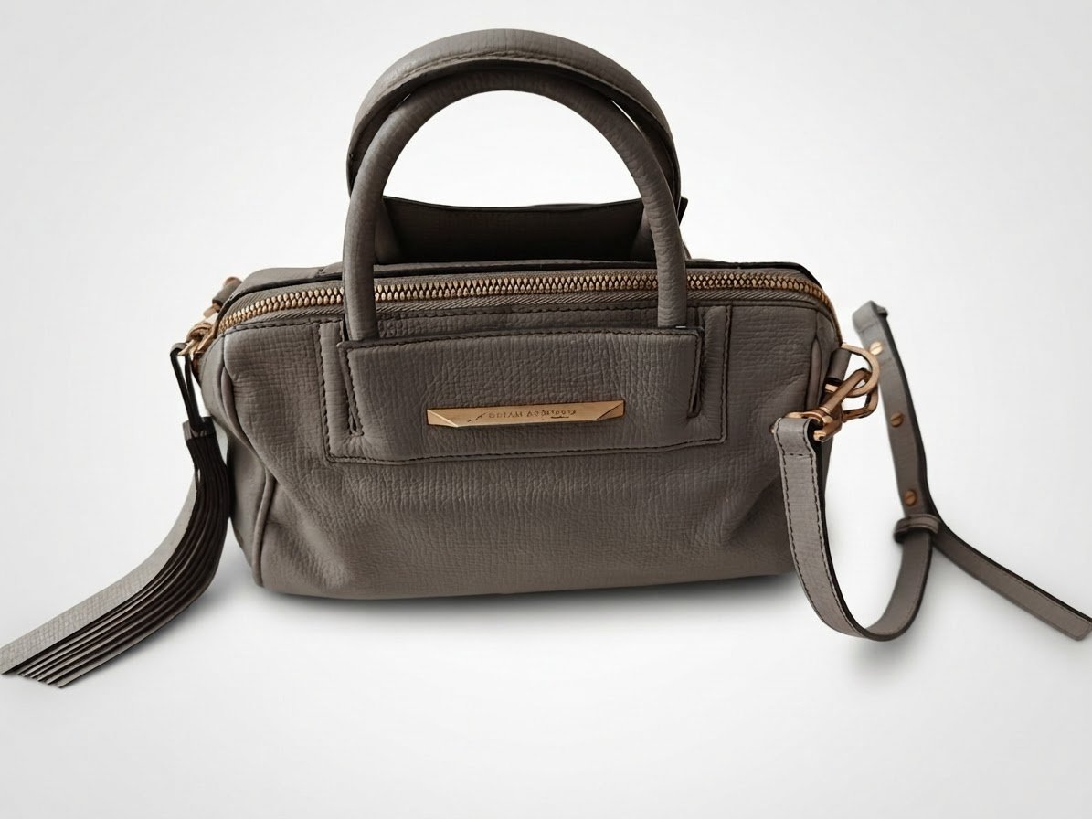 Tres beau sac cuir cuir avec étiquette de la marque Brian Atwood  