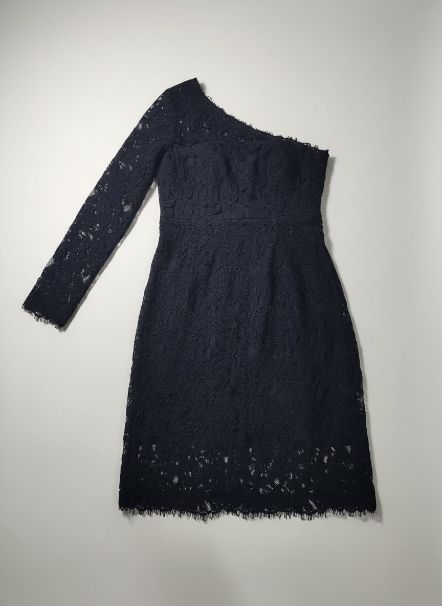 Magnifique robe noire en dentelle de calais intemporelle taille 36  avec bustier intégré 