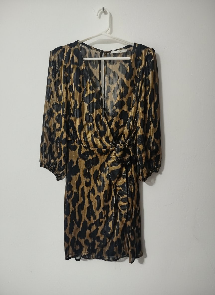 Robe tres chic Mango ideale pour des soirées d'été taille s porte feuille dos nus