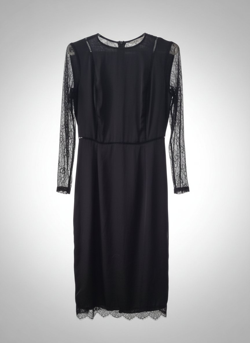 Tres belle robe en dentelle Zara taille M manches dentelle dos entièrement dentelle tres sexy longueur au dessous de la jambe donc 3/4 prevoir fond de robe avec