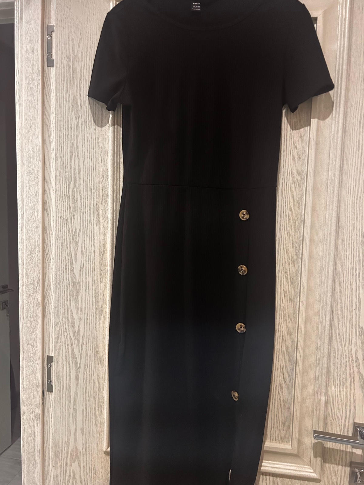 Robe noir simple ajustee avec boutons et fente a cote 