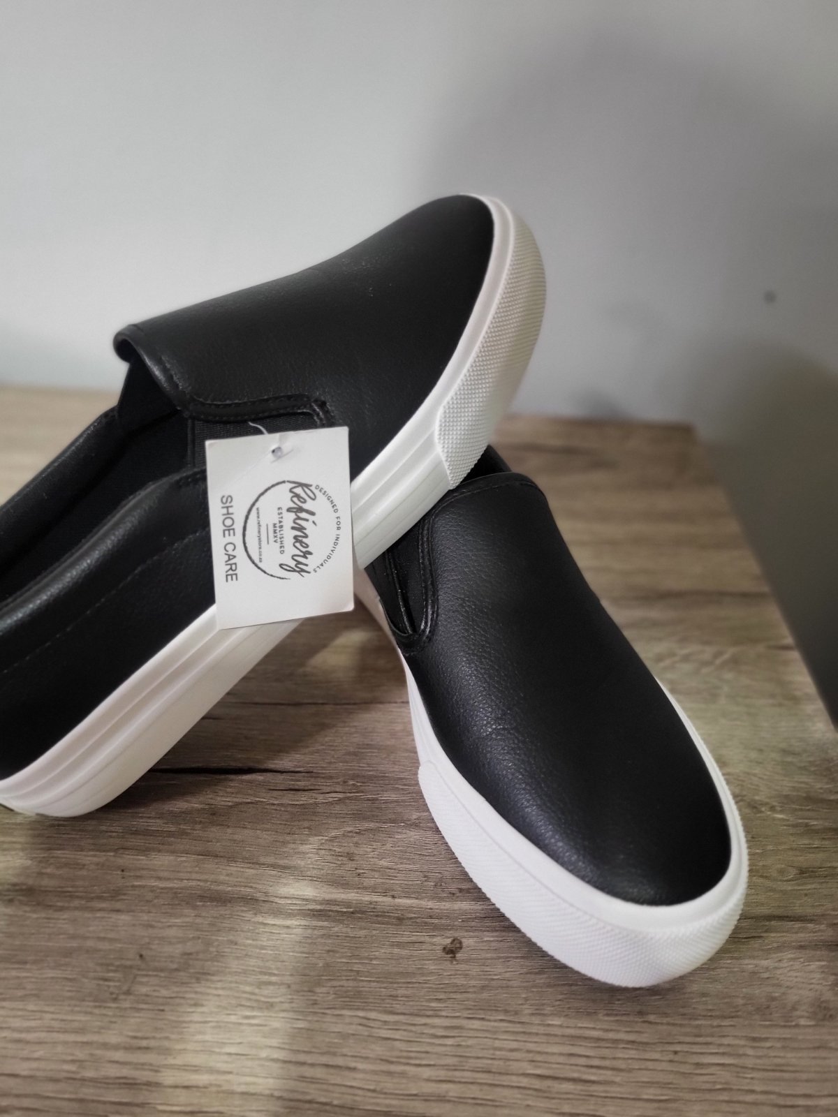Chaussures Slip-on noir, avec semelle blanche,très chic, ultra confortable et neuve. Investissement long terme