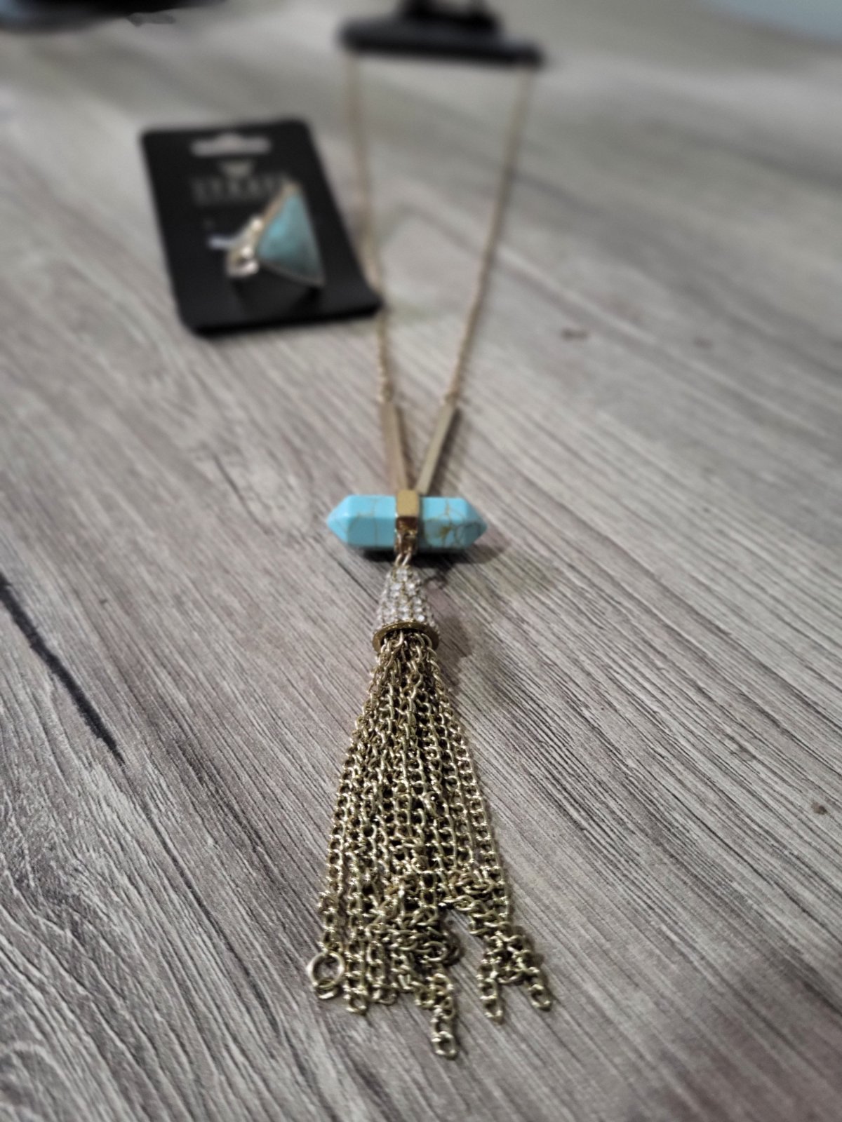 Collier avec tassel doré ,tons vert turquoises marbré avec effet pierre naturelle 