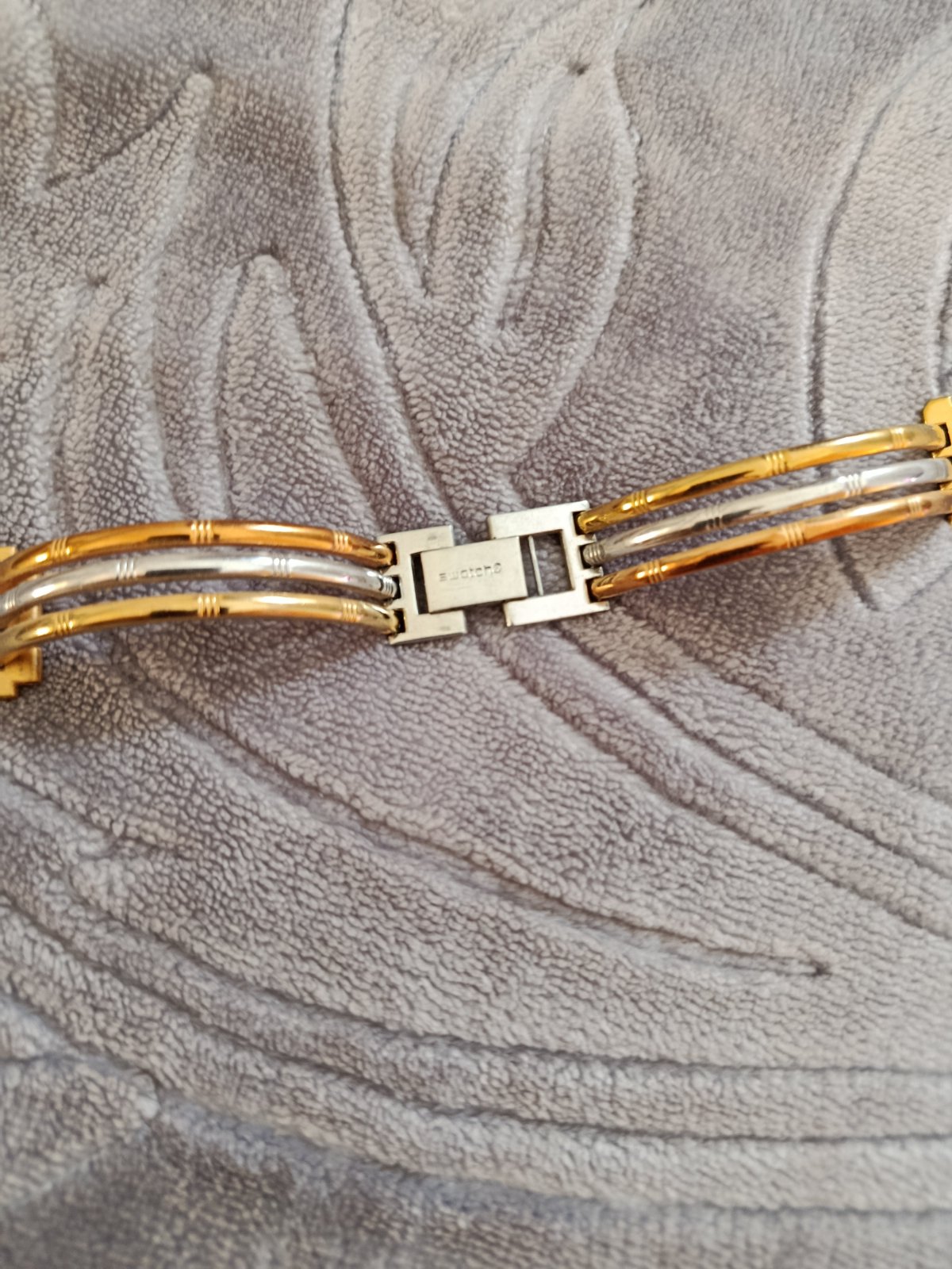 Un Bracelet de montre،swatch t large