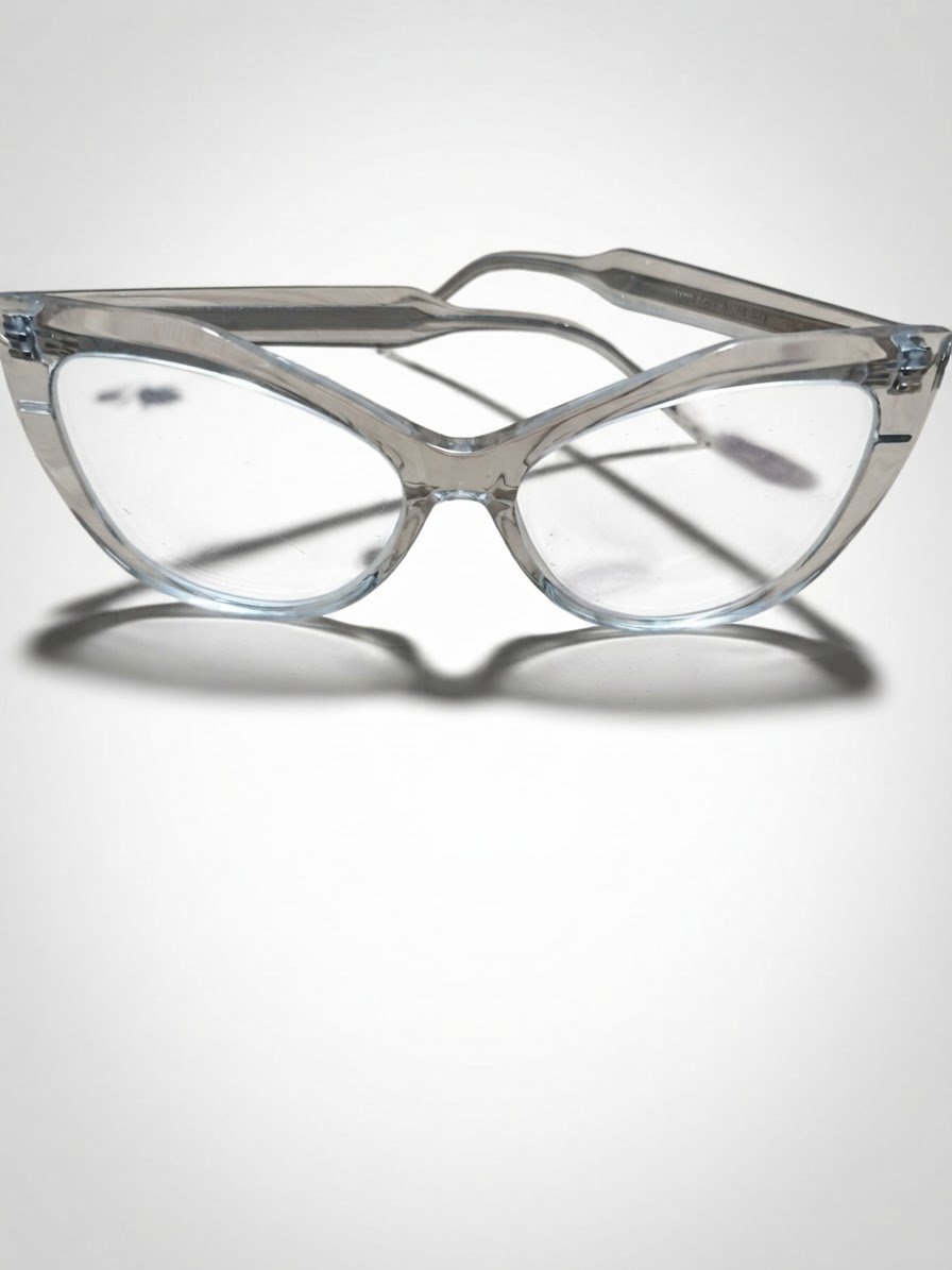  des montures de lunettes de style  cat-eye transparent )