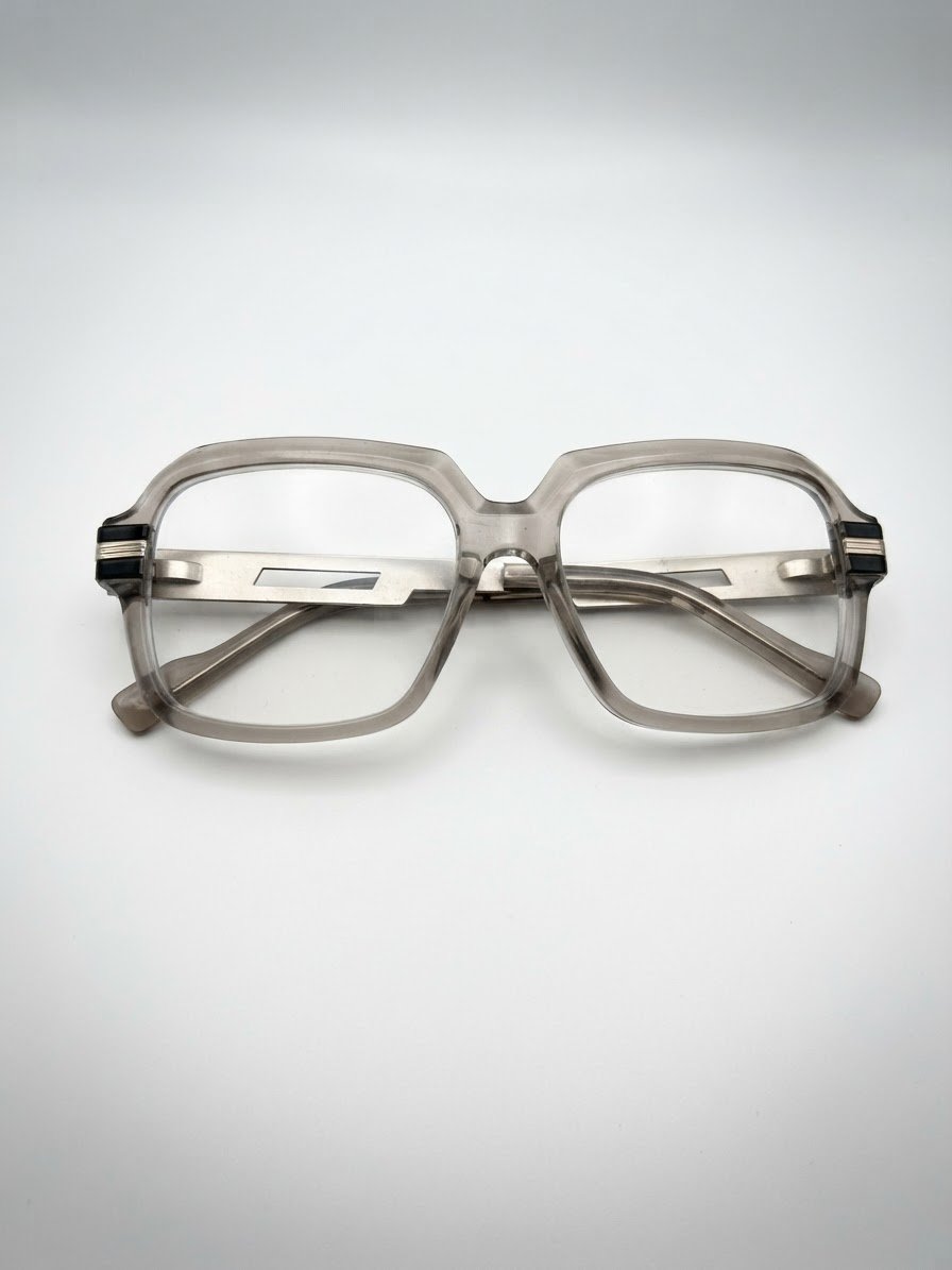 Je vends ces magnifiques lunettes carrées transparent importés,  état neuves.