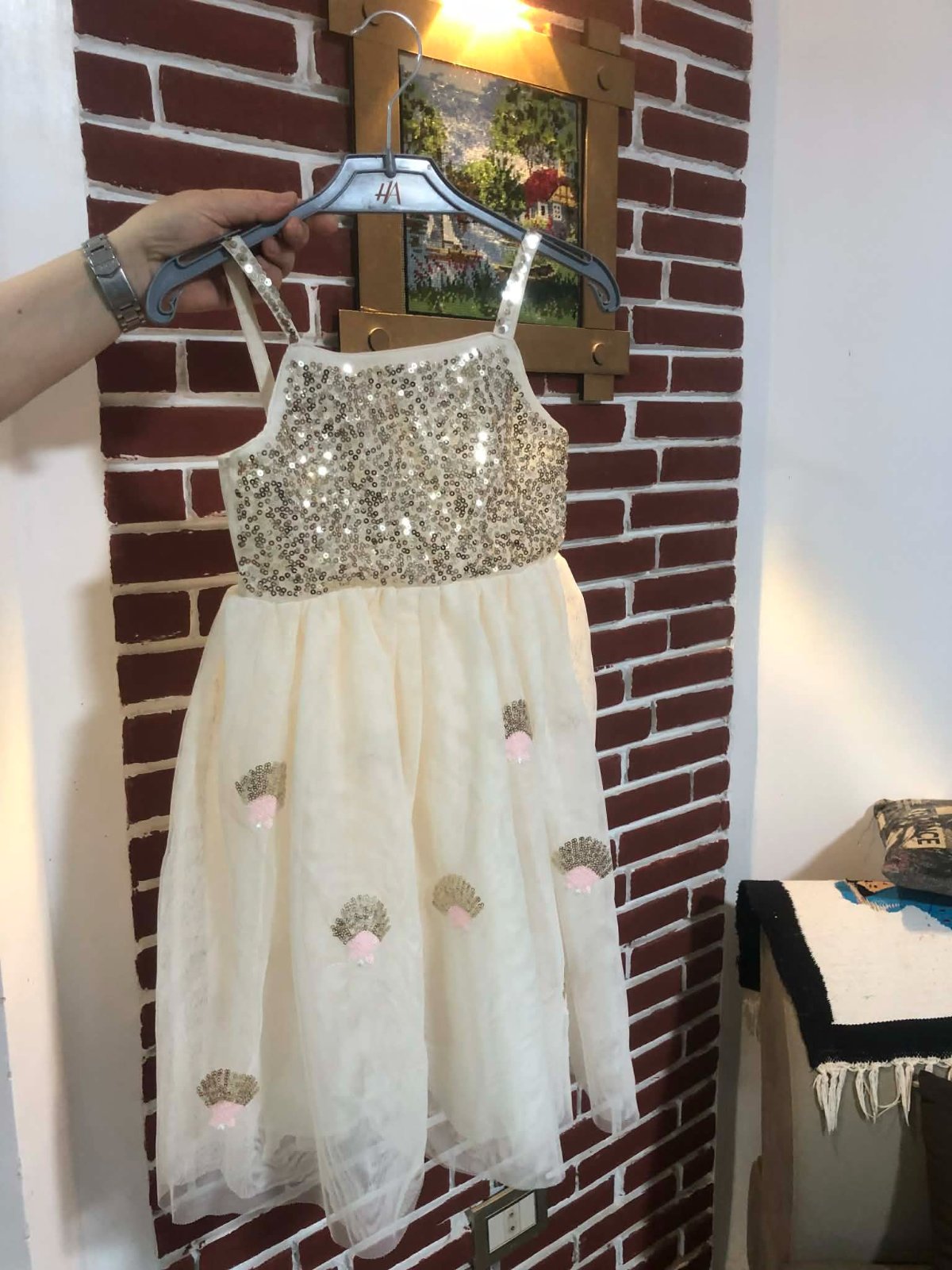 Une robe en très bon état et très jolie ✨ Avec un cadeau : une djebba pour enfant 🎁 Prix raisonnable et vêtement très peu porté. gratuit