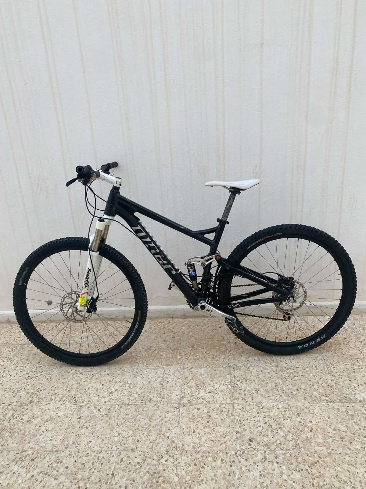 VTT Niner Jet 9 noir avec des roues de 29 pouces.