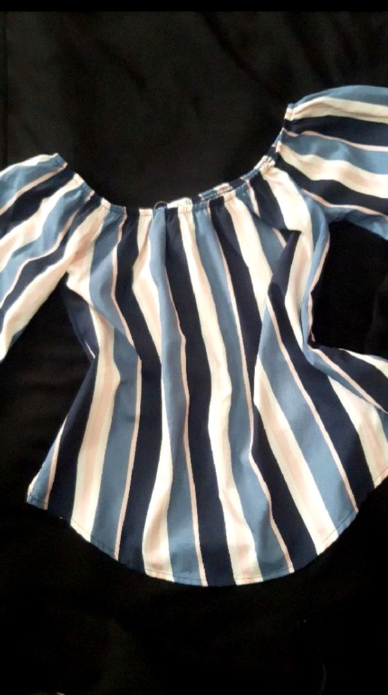 Chemise d'été avec col bateau et manches à volant 