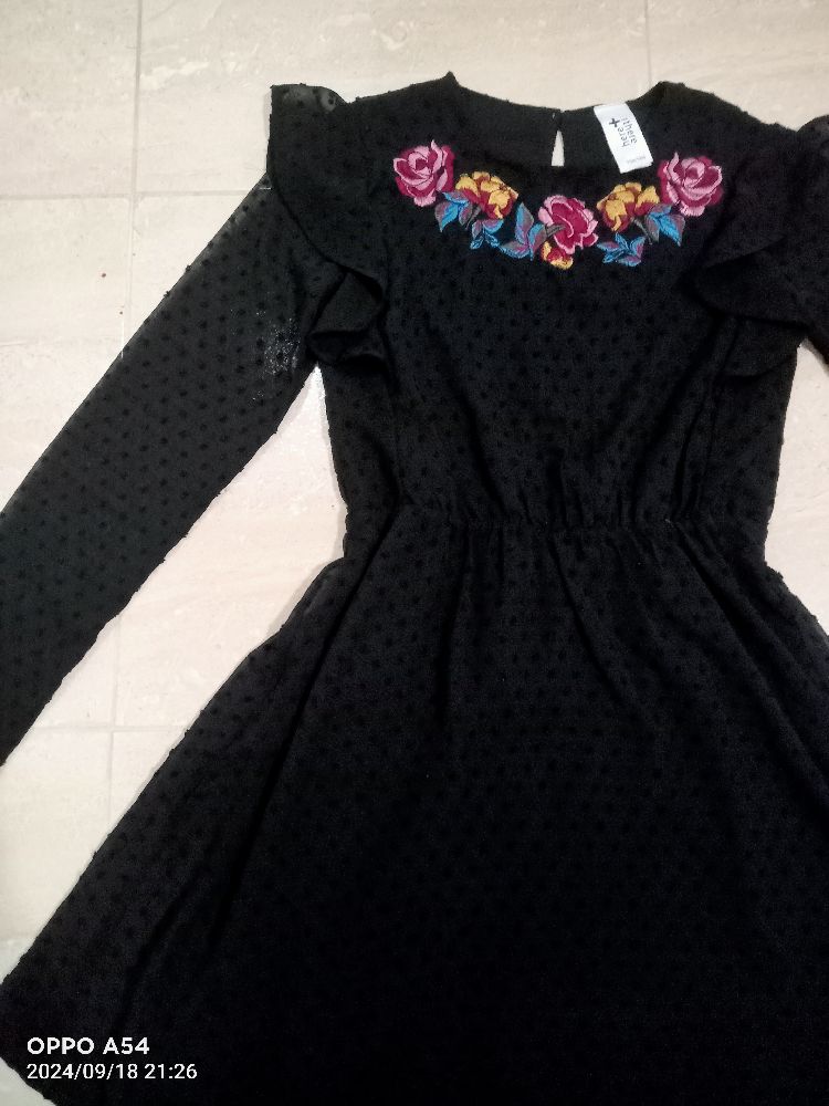robe noir h&m courte bordé des fleurs au niveau de col 
