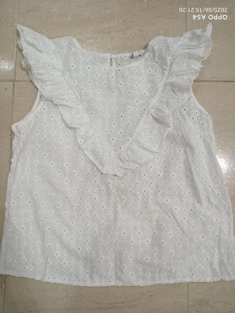 Haut blanche avec broderie anglaise 
