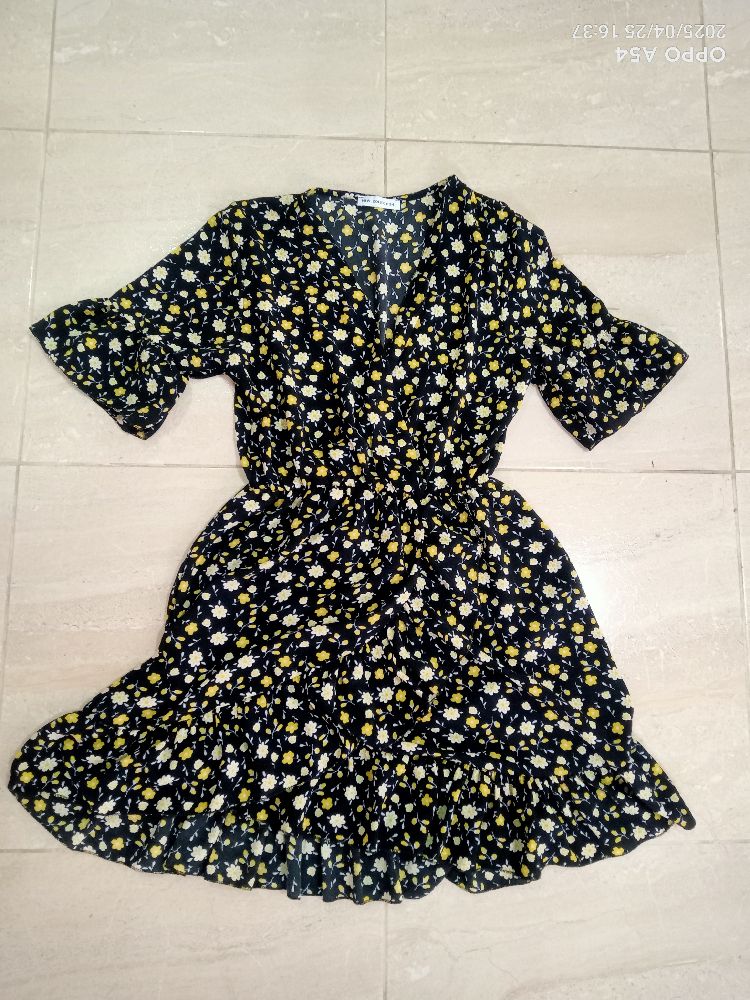 robe noir avec des fleurs jaunes 