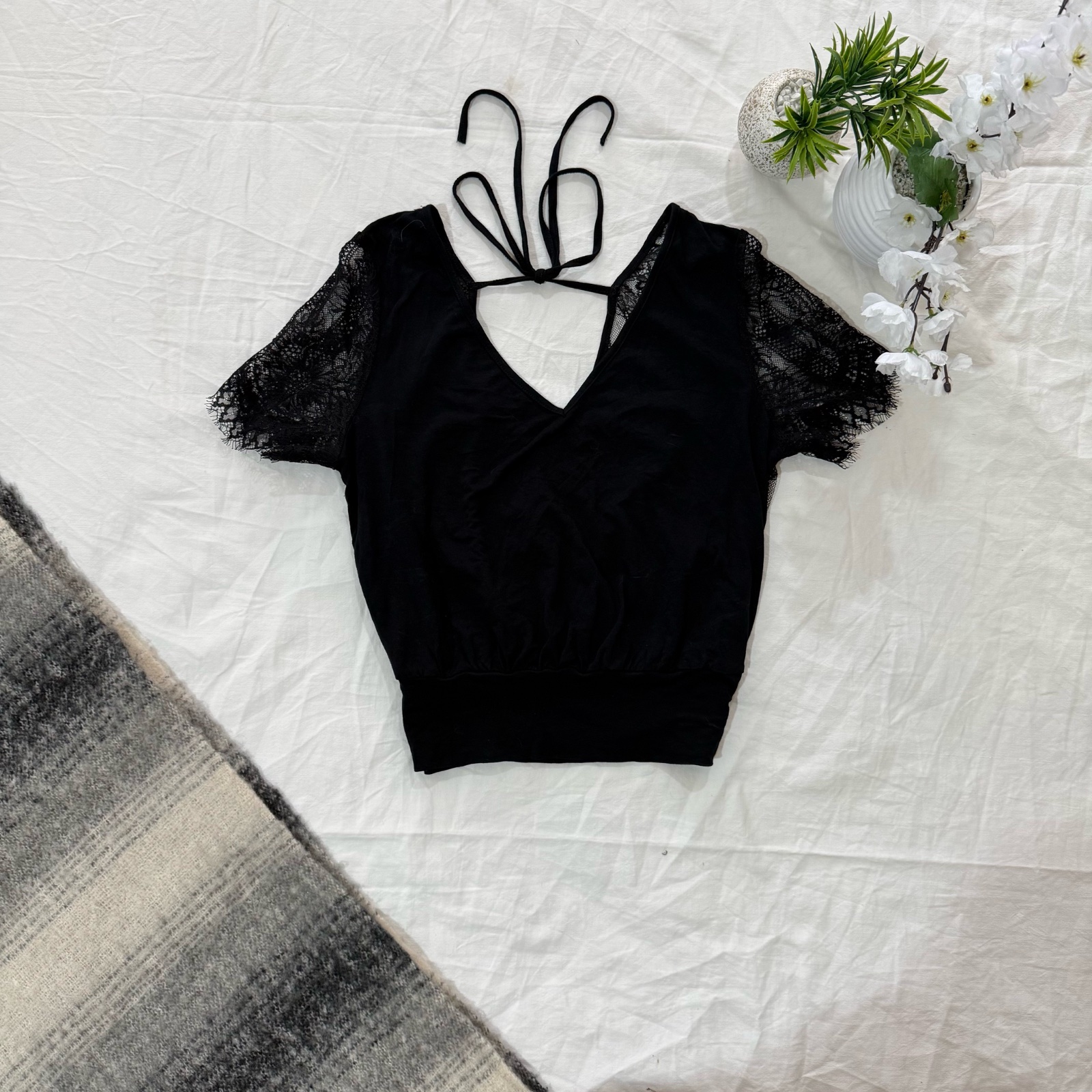 Haut noir en dentelle