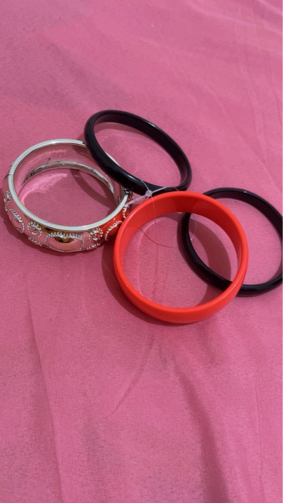 4 bracelets 