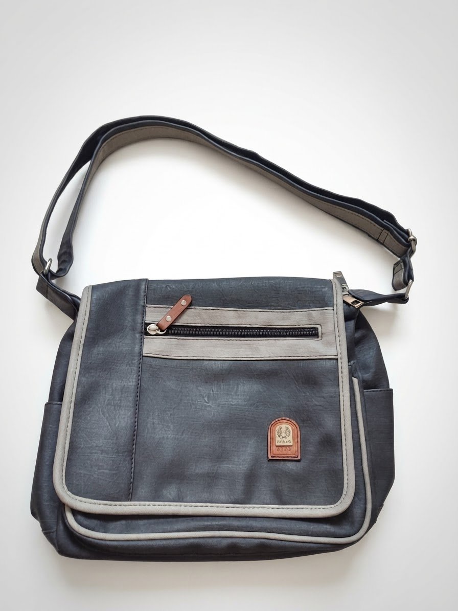 Sac gris en similicuir 
