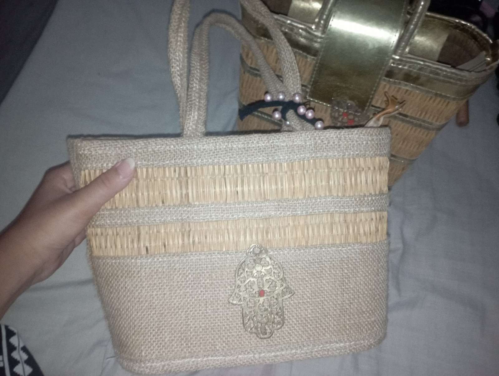 Deux couffins en feuilles de palmier : l’un décoré avec du tissu et l’autre avec du satin.
