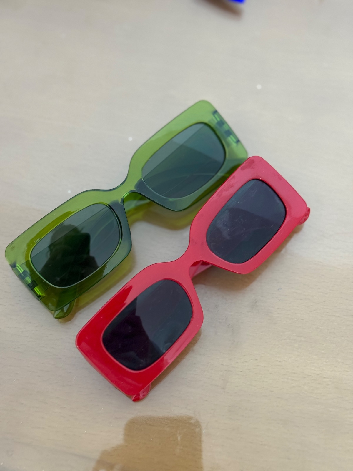Deux lunettes solaire 
