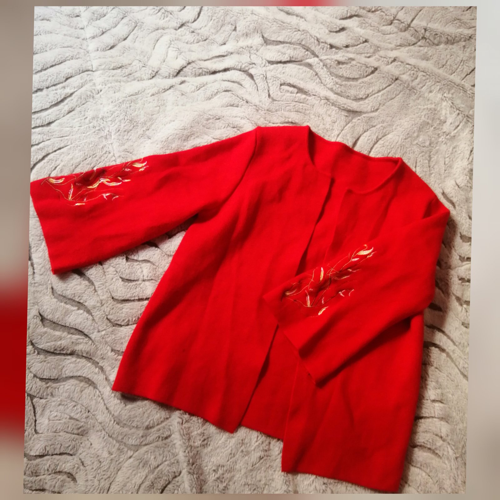 Cardigan rouge très chic très classe en promotion jusqu'à 🌼💐💐💐🌺🌺🌸🌸🌹