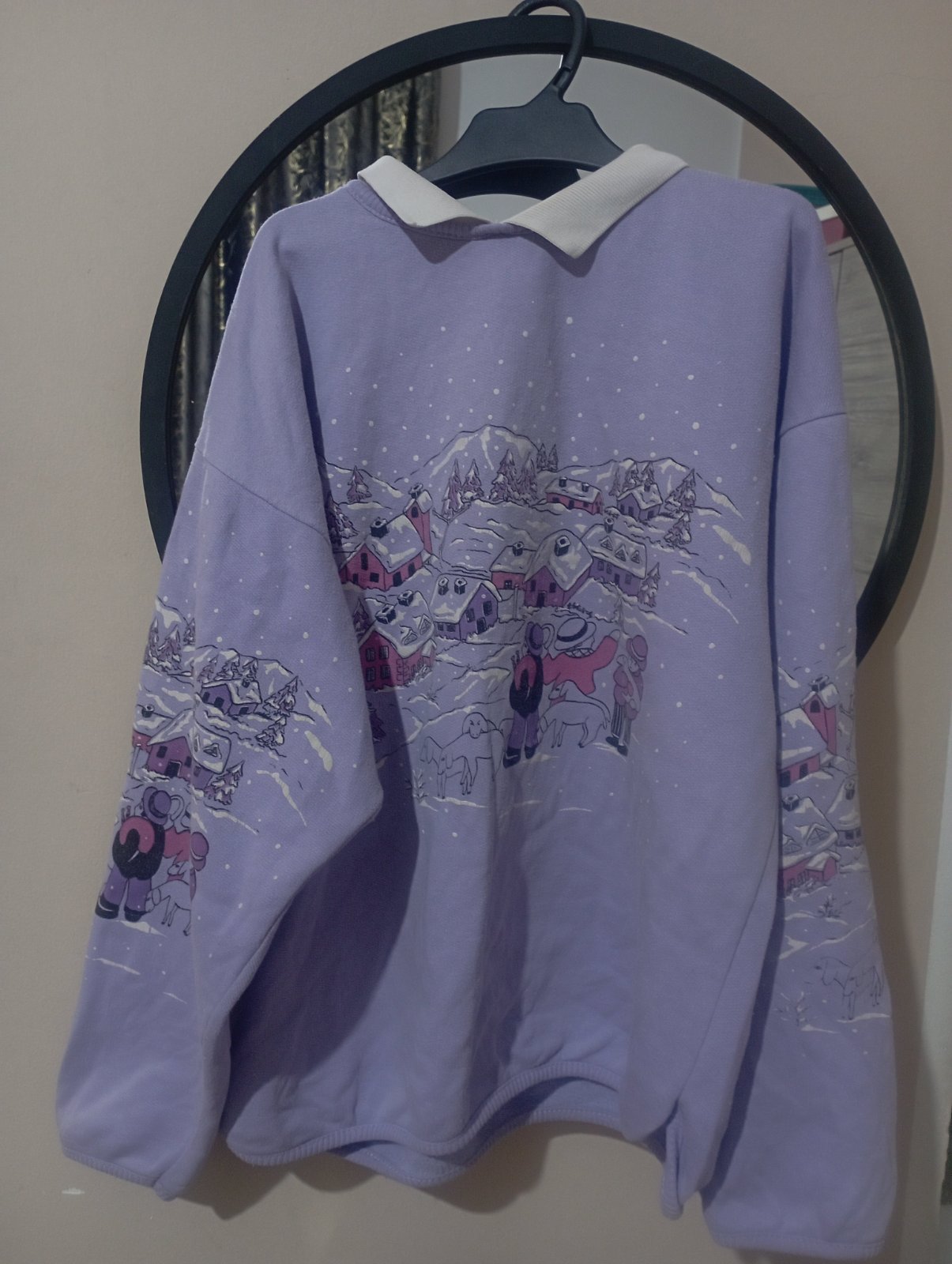 Profitez pull mauve lilas avec un col en blanc 