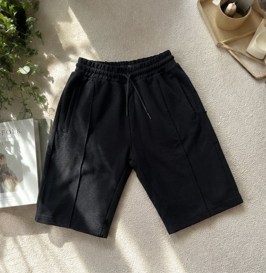 🩳 Short ZARA Original – Noir – Taille S / 26 Coupe décontractée, taille élastiquée avec cordon, poches pratiques. Made in Turkey – Très bon état.
