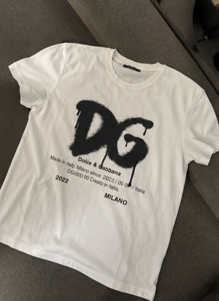 T-shirt blanc Dolce & Gabbana, avec imprimé DG noir, style décontracté et moderne. Fabriqué en Italie, très bon état. 🤍🖤