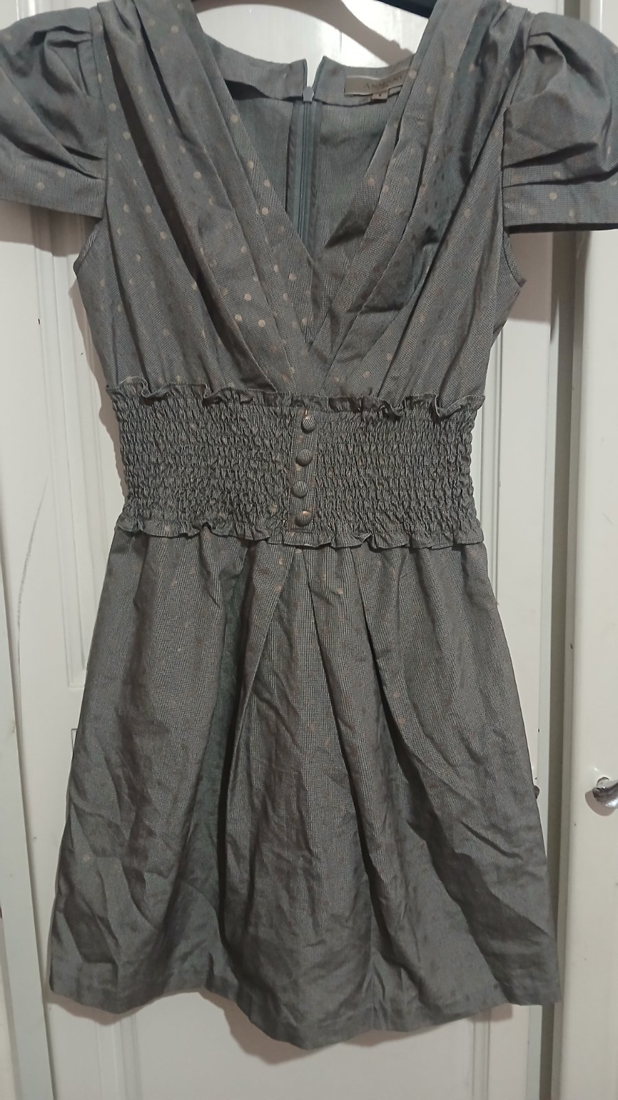 Robe grise élégante à taille foncée et manche bouffantes 🩶🩷