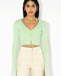 C'est un cardigan côtelé vert clair Shein avec des boutons en perles