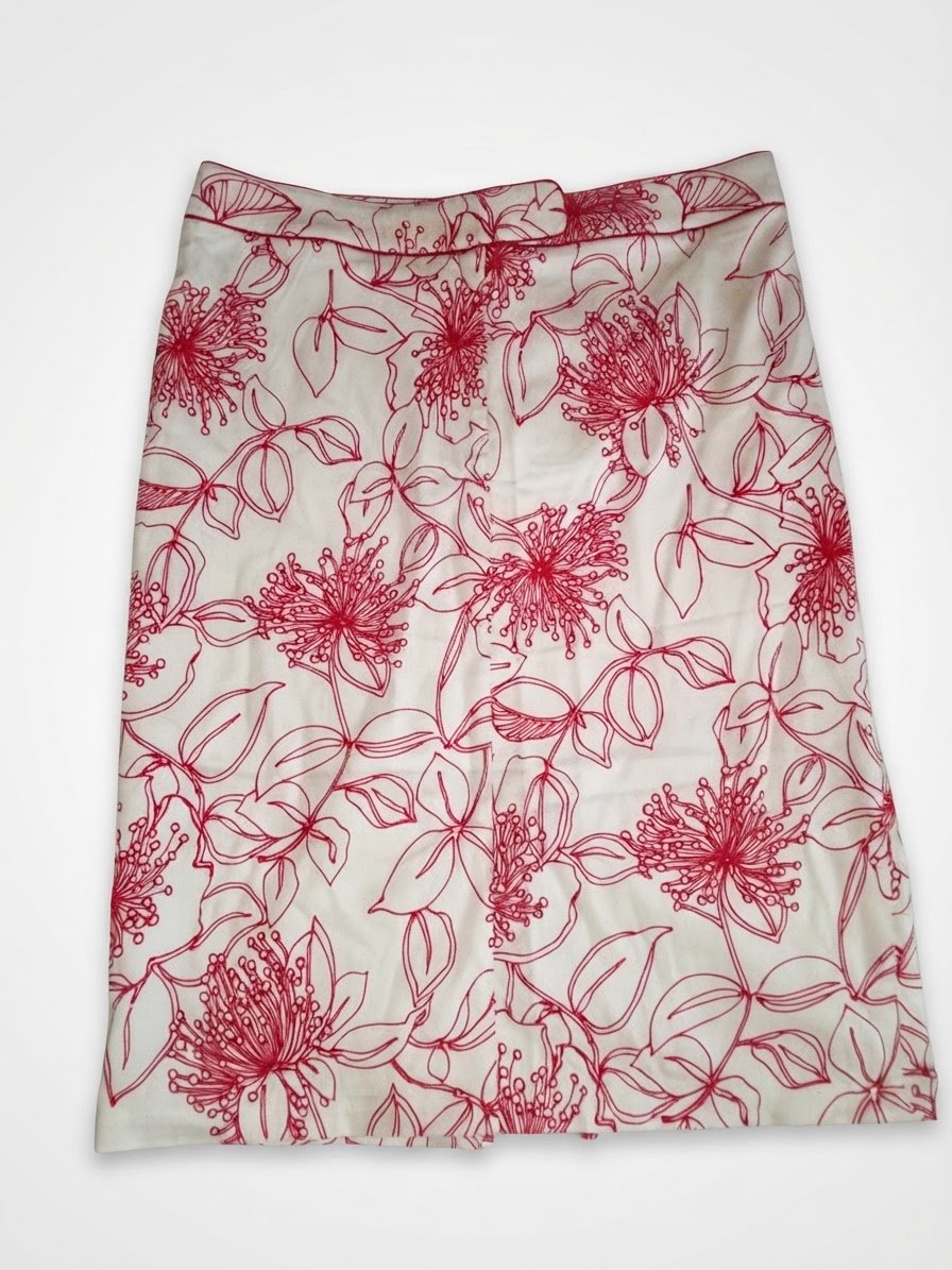 Jupe blanche a fleurs rouges 