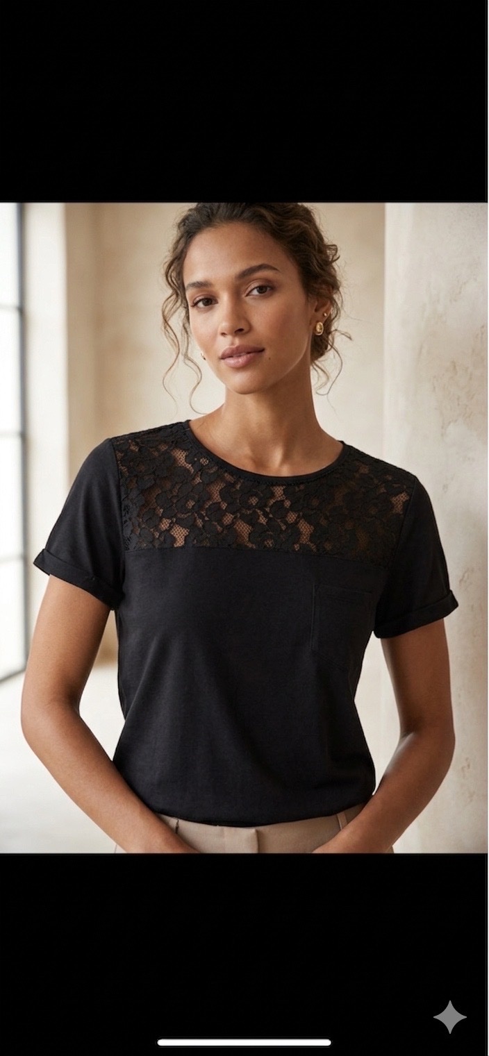 T-shirt noir à empiècement dentelle