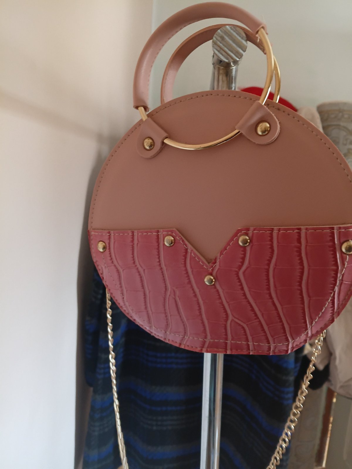 Un sac a main soirée de couleur rose