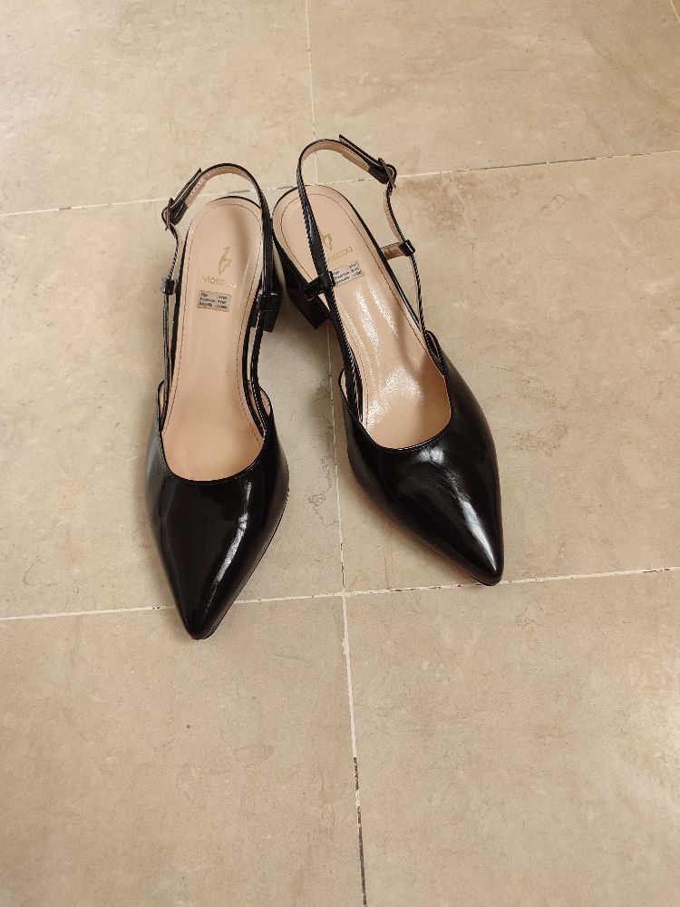 Très jolis escarpins noir vernis mi-ouvert 