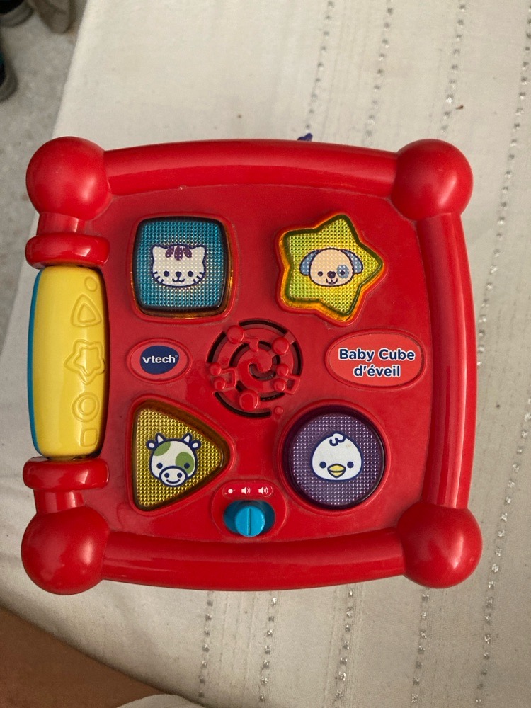 Cube d'eveil vtech pour enfant (version francaise )