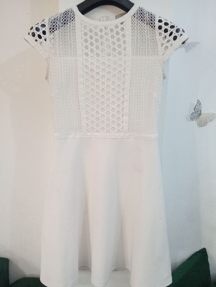 🤍🤍robe blanche en dentelle brodée de la marque HM🤍🤍