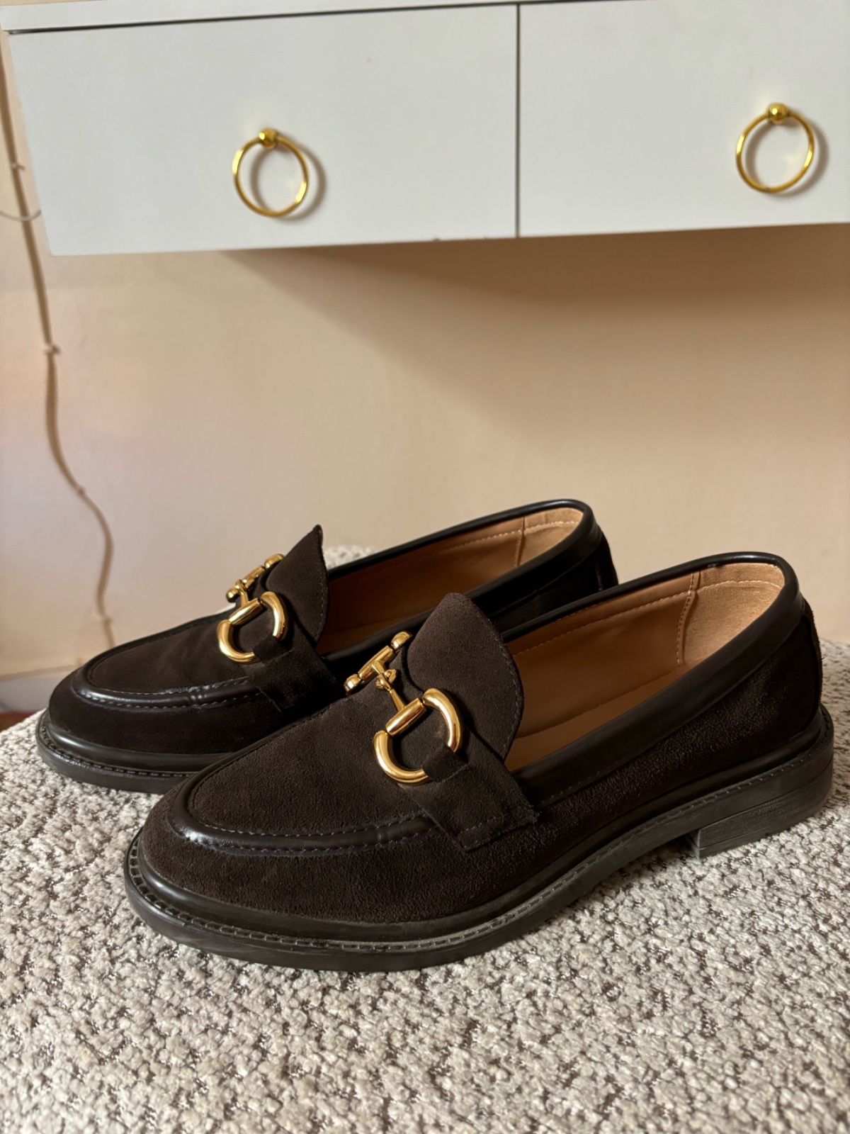DERBIES EN DAIM MARRON AVEC DÉTAIL MORS DORÉ
