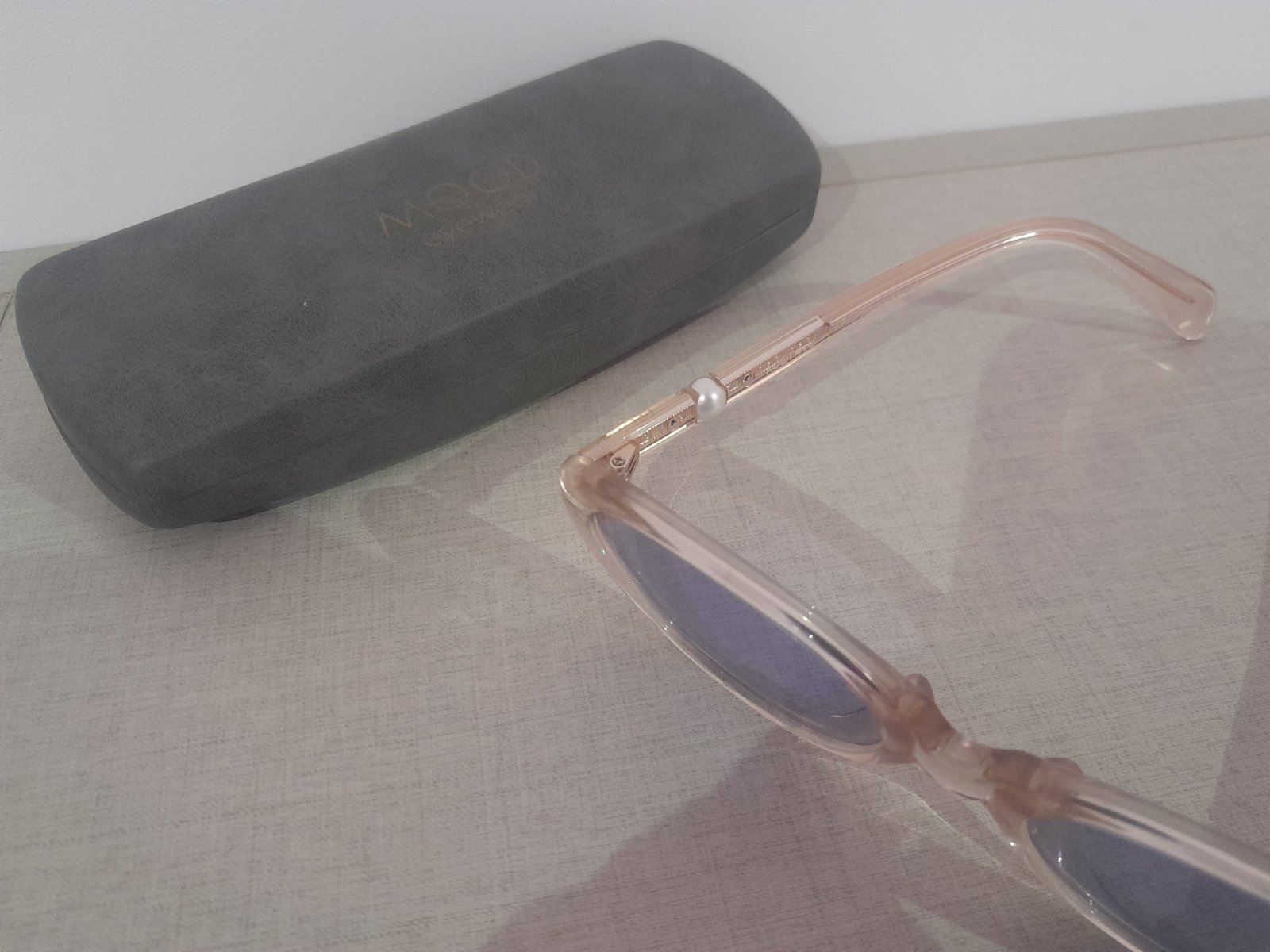 Des lunettes rose poudré