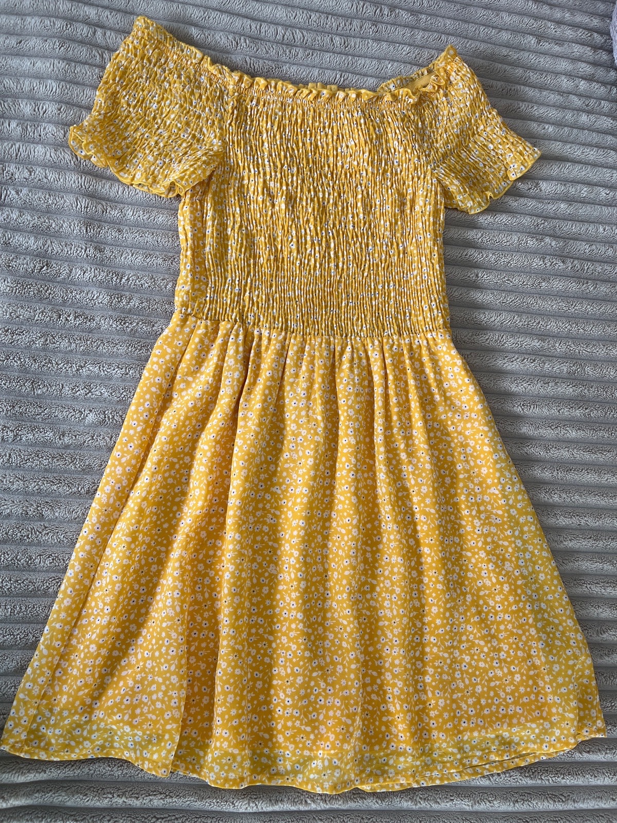 Robe jaune fleurie, épaules dénudées