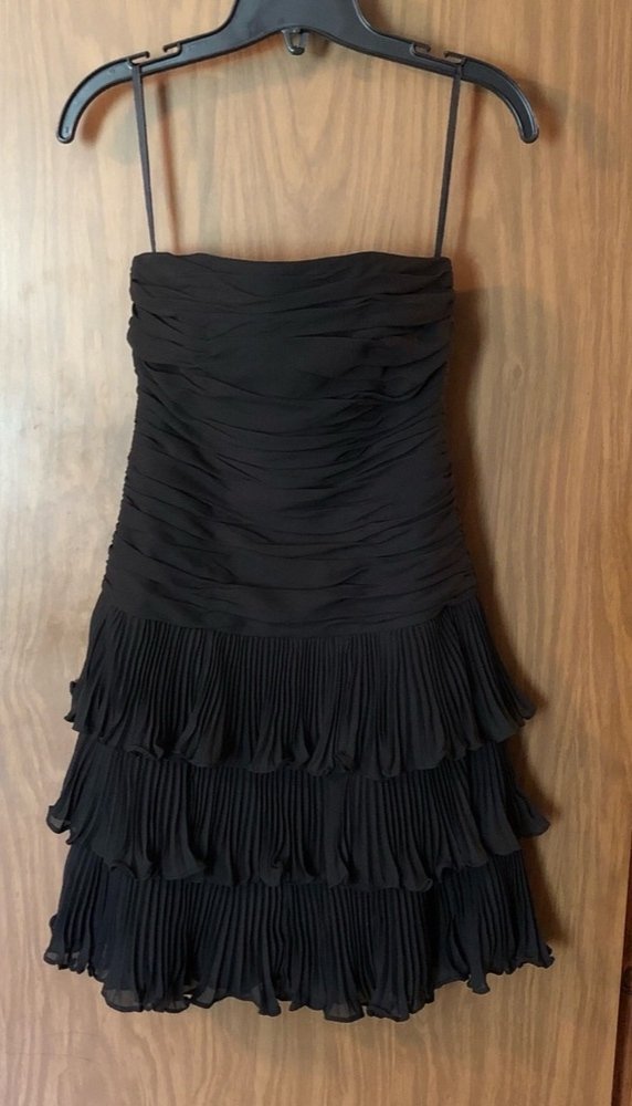 Cette adorable robe de cocktail noire bustier de White House Black Market.