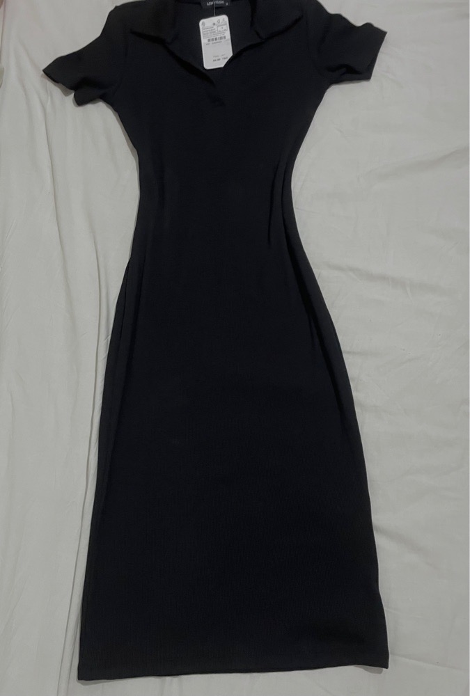 Robe noire moulante à col polo