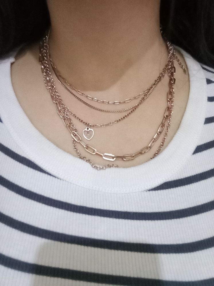 Multi-layered gold necklace 