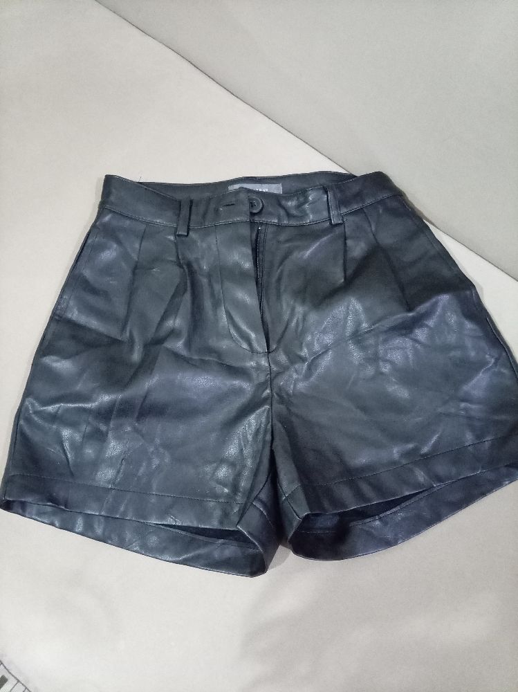 Short faux cuir