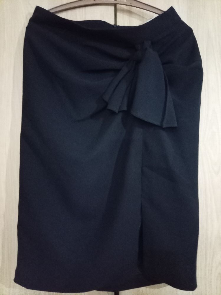 Zara calf length pencil skirt with a bow (slit above the knee) 